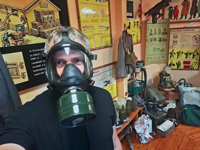 Felkészültem a sötét, posztapokaliptikus napokra! Outfit check: Hidegháborús Balenciaga!, Polgári Védelmi Bázis, Gyomaendrőd
