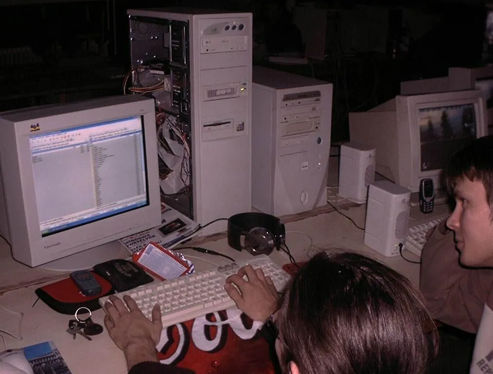 LAN-parti 2002. november 1-én, pénteken, a Népházban (Endrődi Közösségi Ház), a Gyomaendrődi levlista baráti körének részvételével.