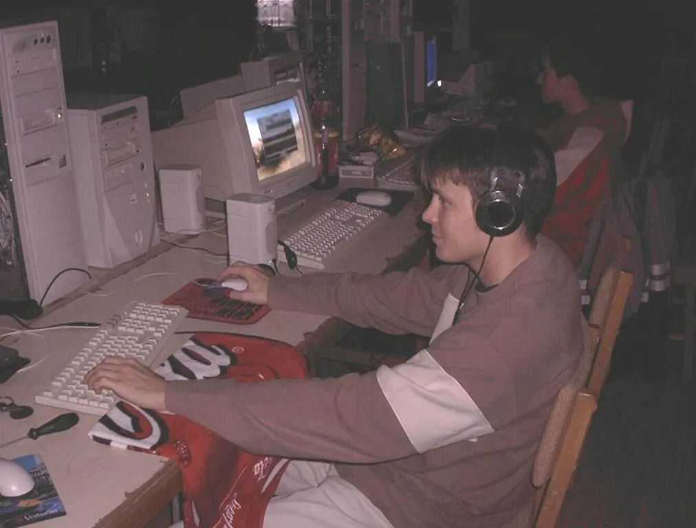 LAN-parti 2002. november 1-én, pénteken, a Népházban (Endrődi Közösségi Ház), a Gyomaendrődi levlista baráti körének részvételével.