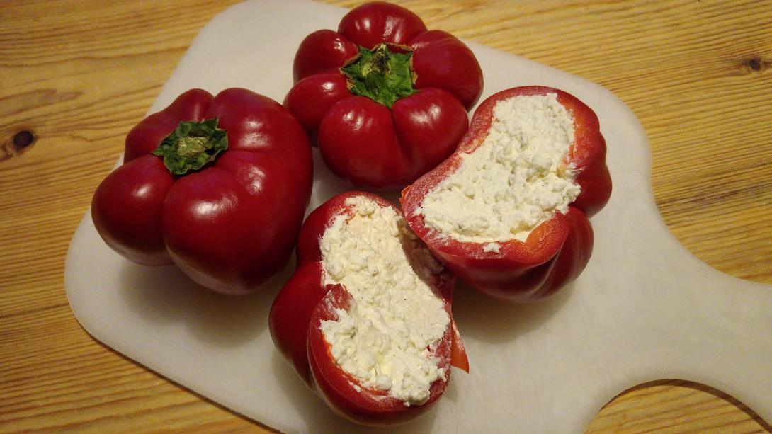Fűszeres túróval töltött piros kaliforniai paprika