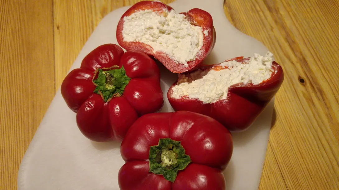 Fűszeres túróval töltött piros kaliforniai paprika