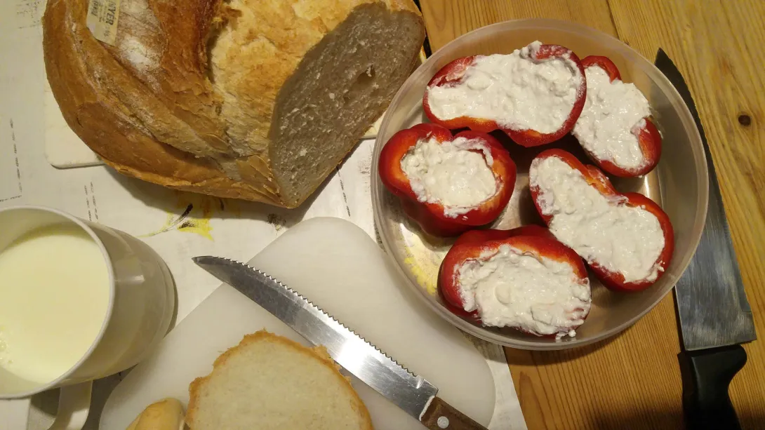 Fűszeres túróval töltött piros kaliforniai paprika