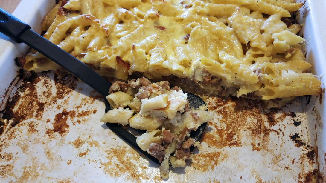 Tejszínes rakott penne darált mangalica hússal és sok sajttal