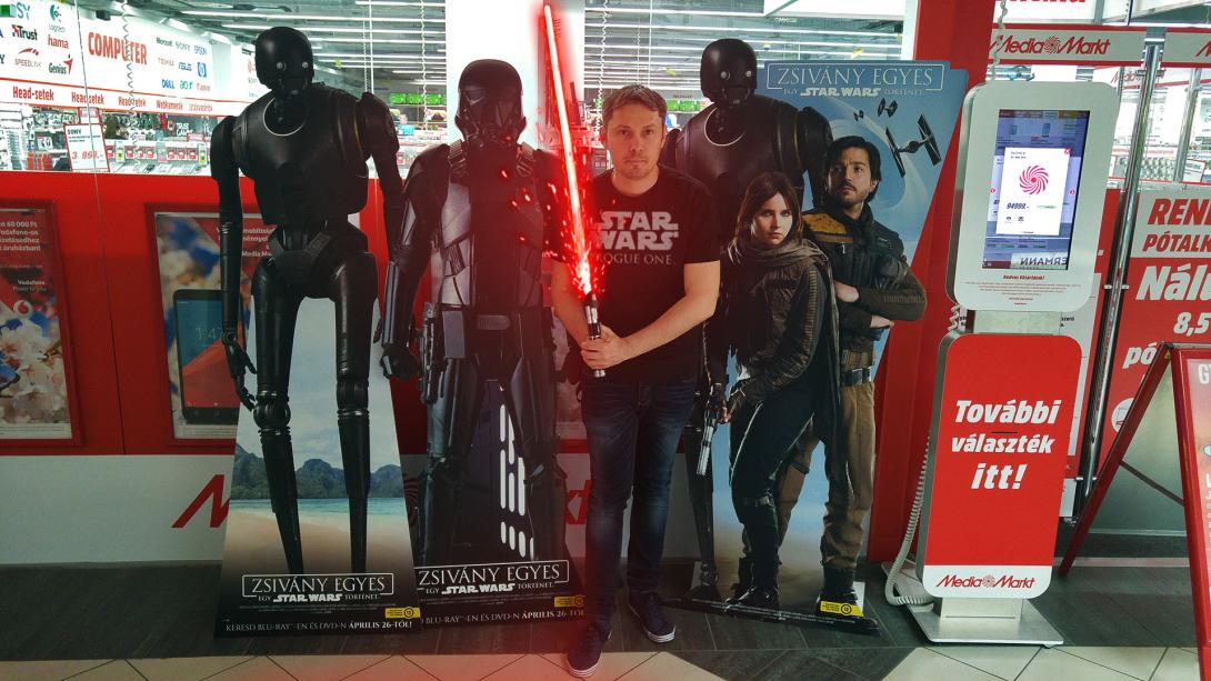 A fotó készítése közben a Jedi-elmetrükköt is bevetettem az éppen arra plázázó fiatal női egyedeknél: "Le akarod venni a felsődet... Le akarod venni a melltartódat..." A fotó készítése közben a Jedi-elmetrükköt is bevetettem az éppen arra plázázó fiatal női egyedeknél: "Le akarod venni a felsődet... Le akarod venni a melltartódat..."