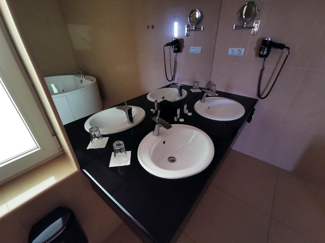 Elnöki lakosztály erkéllyel, Arcanum Hotel, Békéscsaba Elnöki lakosztály erkéllyel, Arcanum Hotel, Békéscsaba
