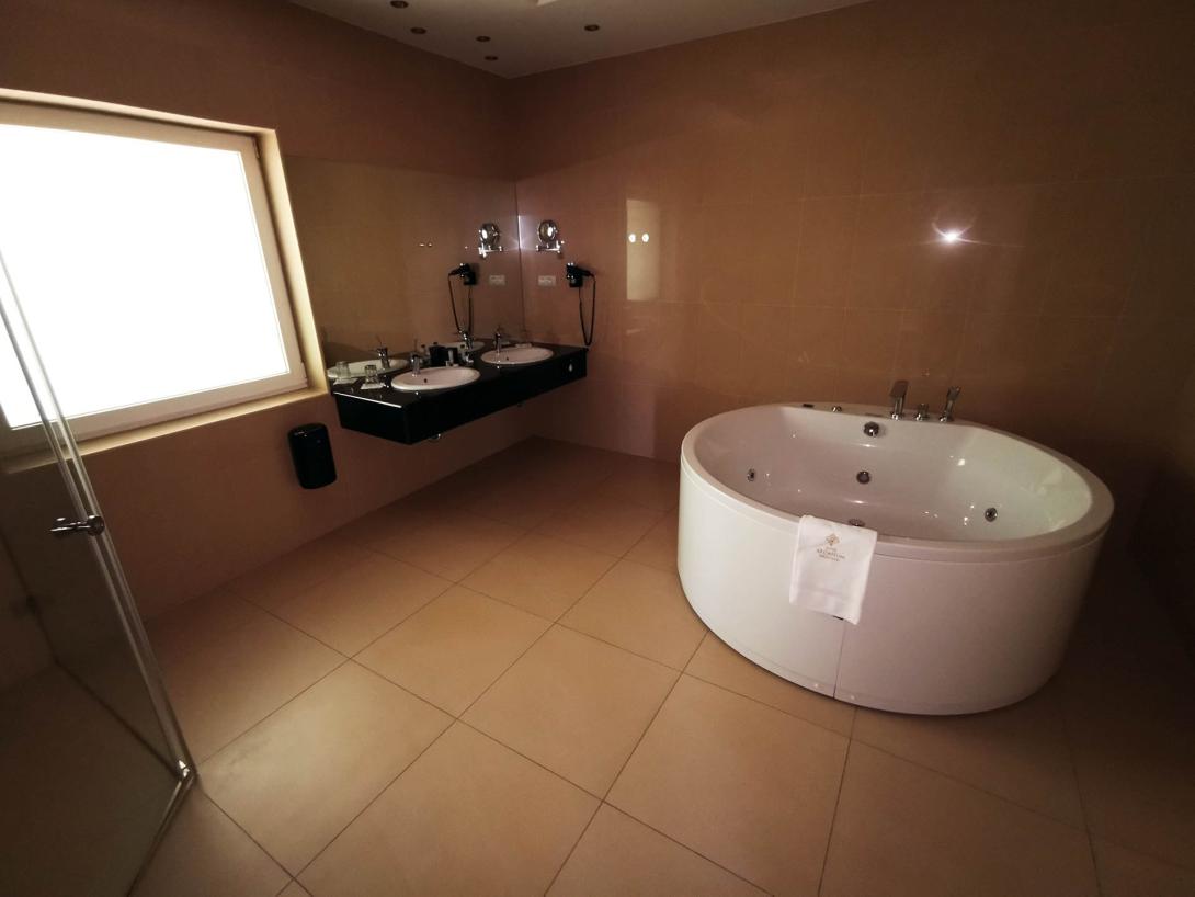 Elnöki lakosztály erkéllyel, Arcanum Hotel, Békéscsaba Elnöki lakosztály erkéllyel, Arcanum Hotel, Békéscsaba