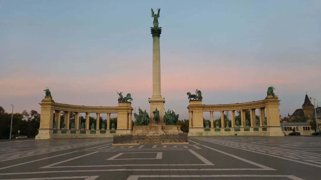 Hősök tere, a Millenniumi emlékmű szobrai és Gábriel arkangyal