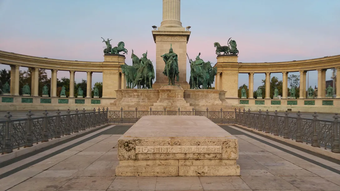 Hősök tere, a Millenniumi emlékmű szobrai és Gábriel arkangyal