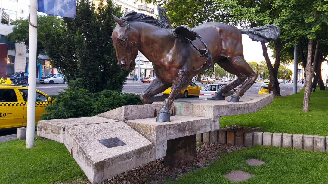 Misztikus táltos (bronz szobor), West End City Center Lehel tér felöli bejárata előtt, Budapest