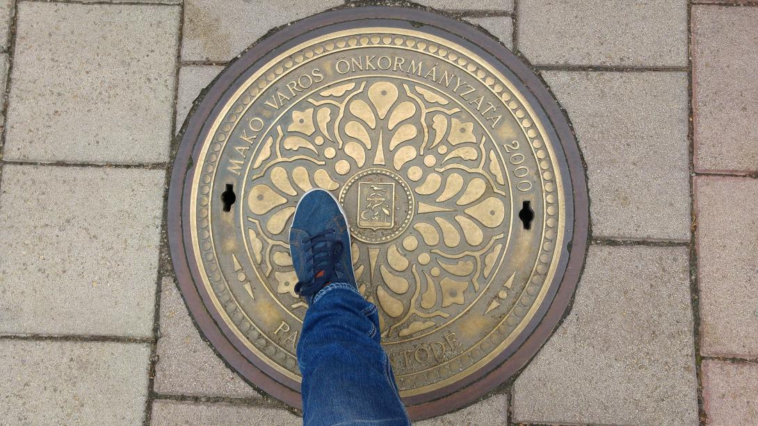 Díszes csatornafedél, Makó