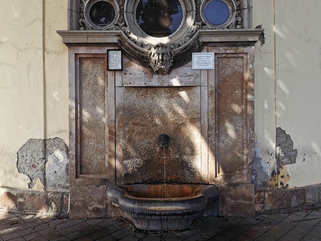 Pávai Vajna Ferenc kút (Tisza Szálló kút), Szolnok