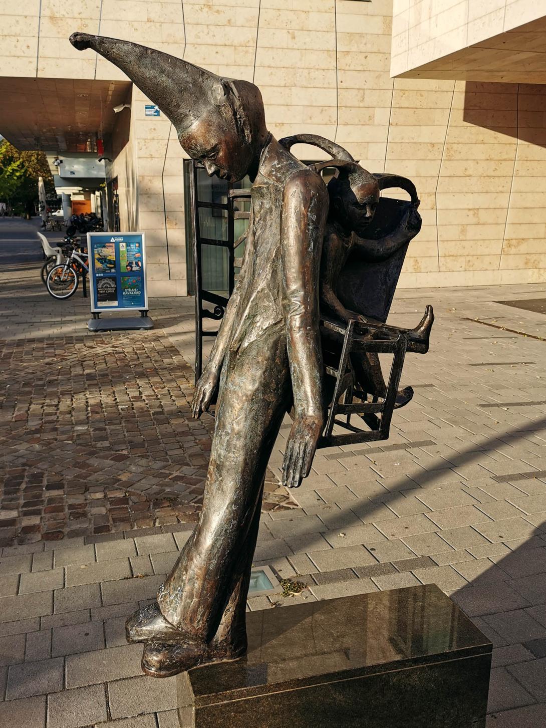 Curriculum Vitae szobor, Szolnok