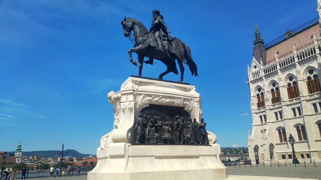 Gróf Andrássy Gyula lovas szobra