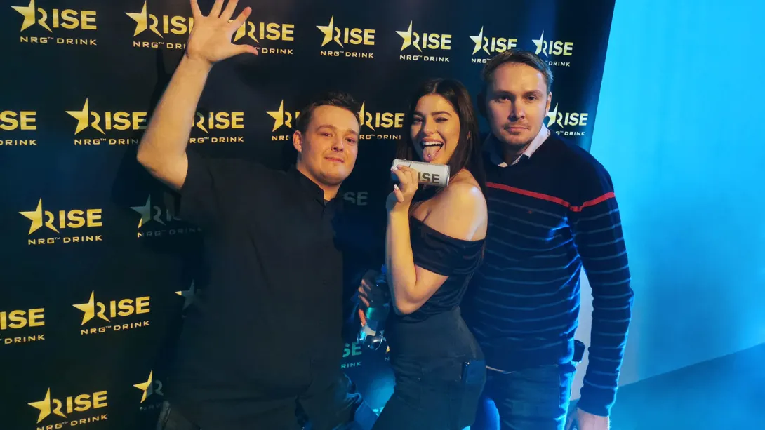 Ádám (PartyShakers műsorvezető / rajongó), Betti (KatapultDj háziasszony)