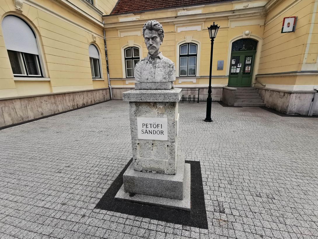 Petőfi-szobor, Polgármesteri Hivatal, Vésztő