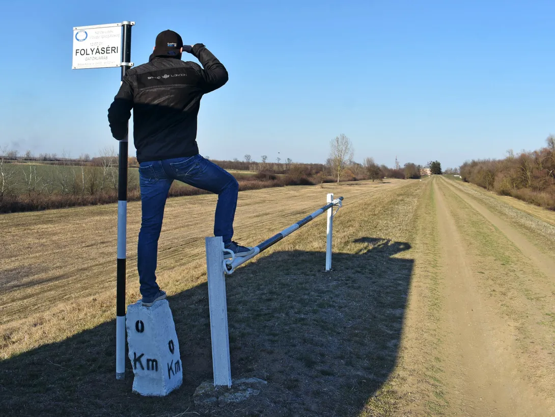 0. töltéskilométer kő (a Sebes-Körös km-számozása innen indul)