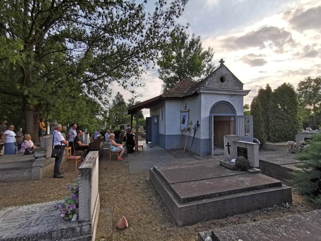 Ünnepség és liliomszentelés, Ó Szarvasvégi katolikus temető Ünnepség és liliomszentelés, Ó Szarvasvégi katolikus temető