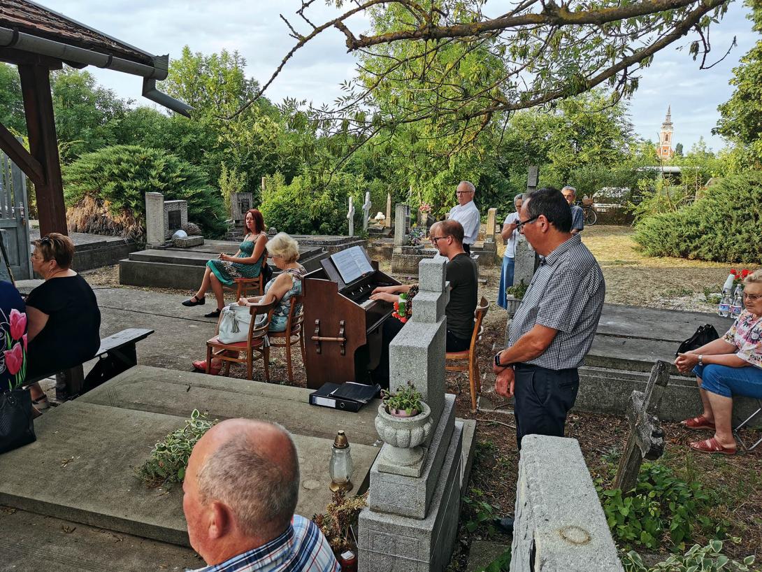 Ünnepség és liliomszentelés, Ó Szarvasvégi katolikus temető Ünnepség és liliomszentelés, Ó Szarvasvégi katolikus temető