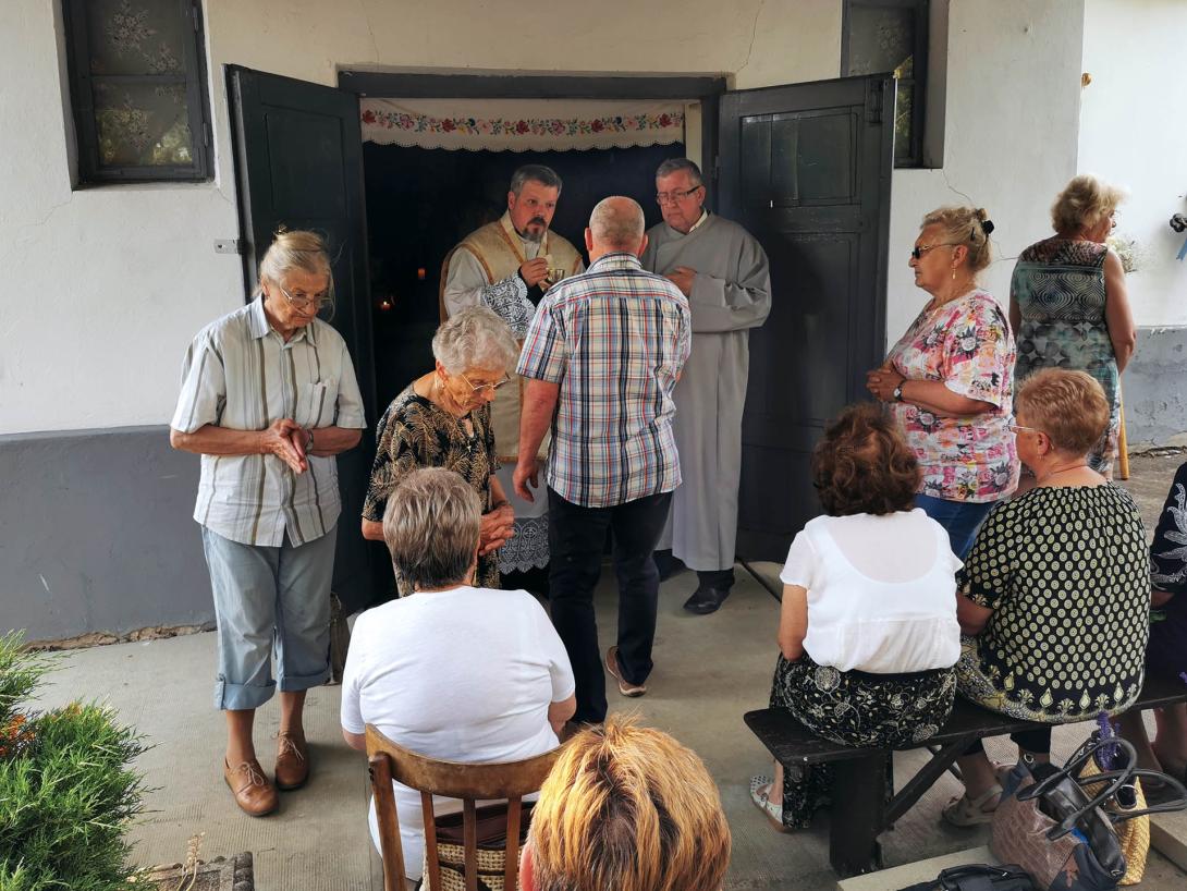 Ünnepség és liliomszentelés, Ó Szarvasvégi katolikus temető Ünnepség és liliomszentelés, Ó Szarvasvégi katolikus temető