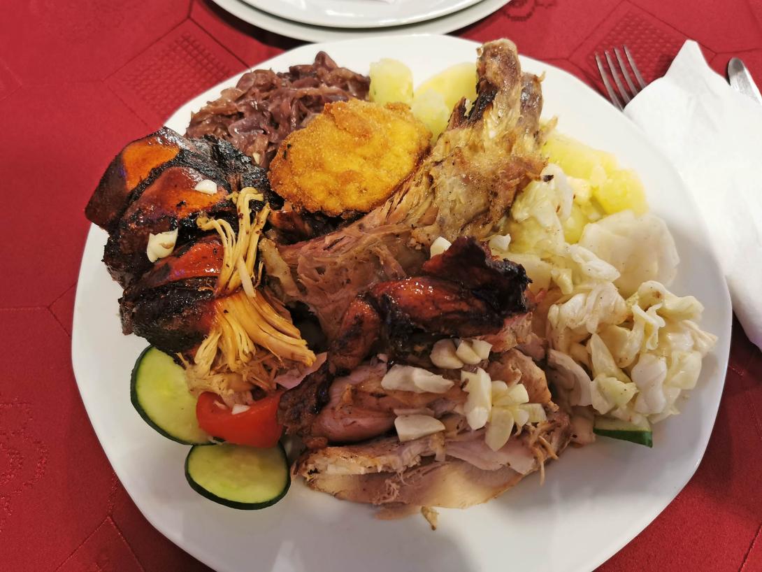 Malacsült körettel (Hús, burgonya, káposzta, párolt lilakáposzta)