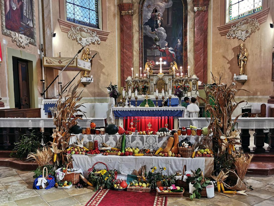 Termény-oltár (a hívek által hozott terményekből)