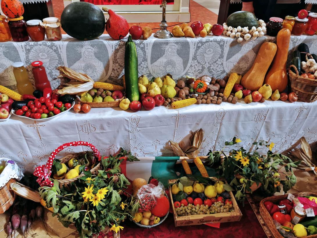 Termény-oltár (a hívek által hozott terményekből)