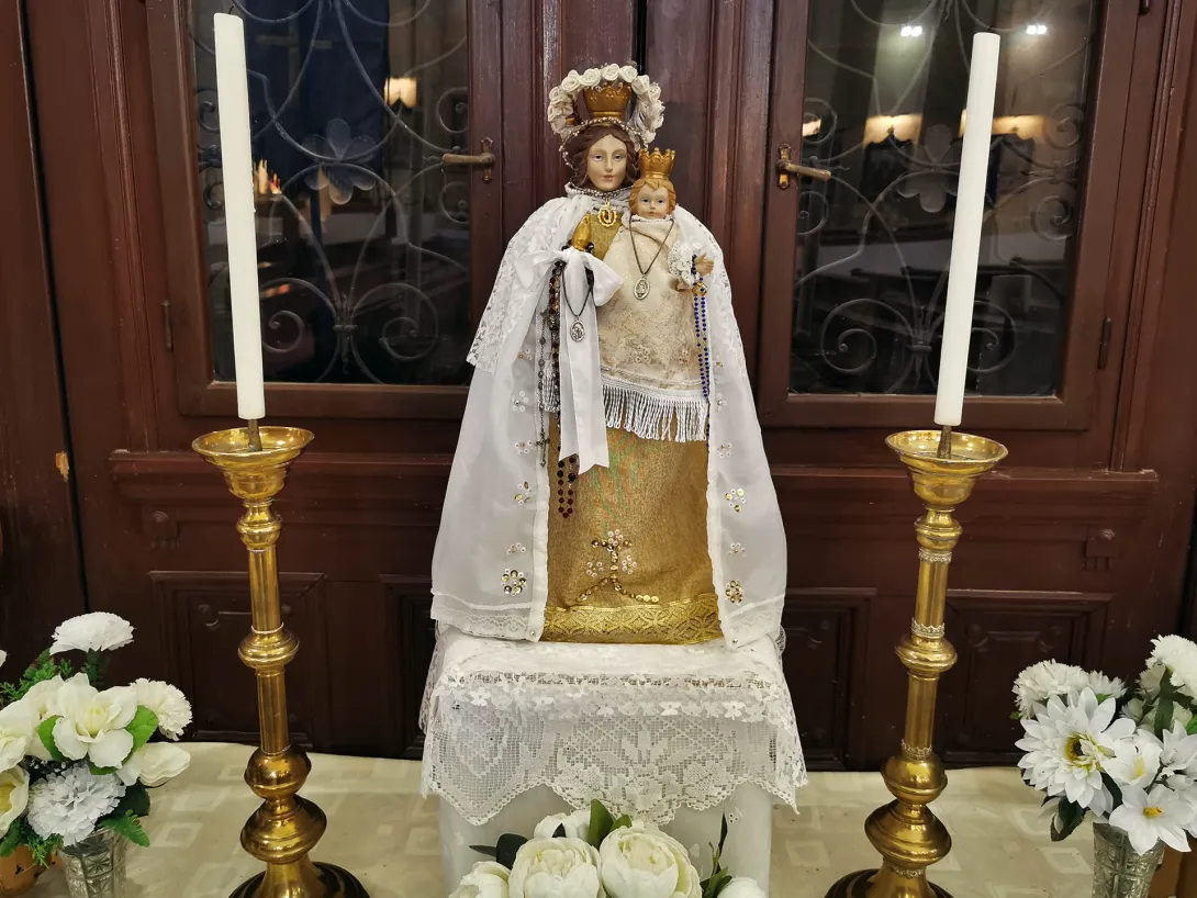 Kegyszobor: Szűz Máriát, jobb oldalán a kis Jézussal, bal kezében jogarral, Szent Imre Katolikus Templom, Gyomaendrőd