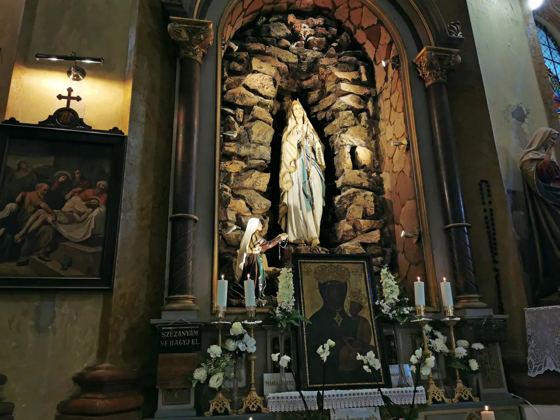 Mária oltár: Sziklabarlangban látjuk a Lourdes-i Mária kegyszobor másolatát, előtte Szent Bernadett térdel, bal oldalán a sarokban áll Szent Vendel szobra, Szent Imre Katolikus Templom, Gyomaendrőd