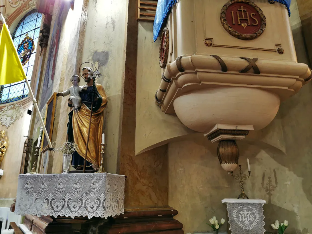 Szent József (a Boldogságos Szűz Mária jegyese) faszobra, karján a kis Jézussal, Szent Imre Katolikus Templom, Gyomaendrőd