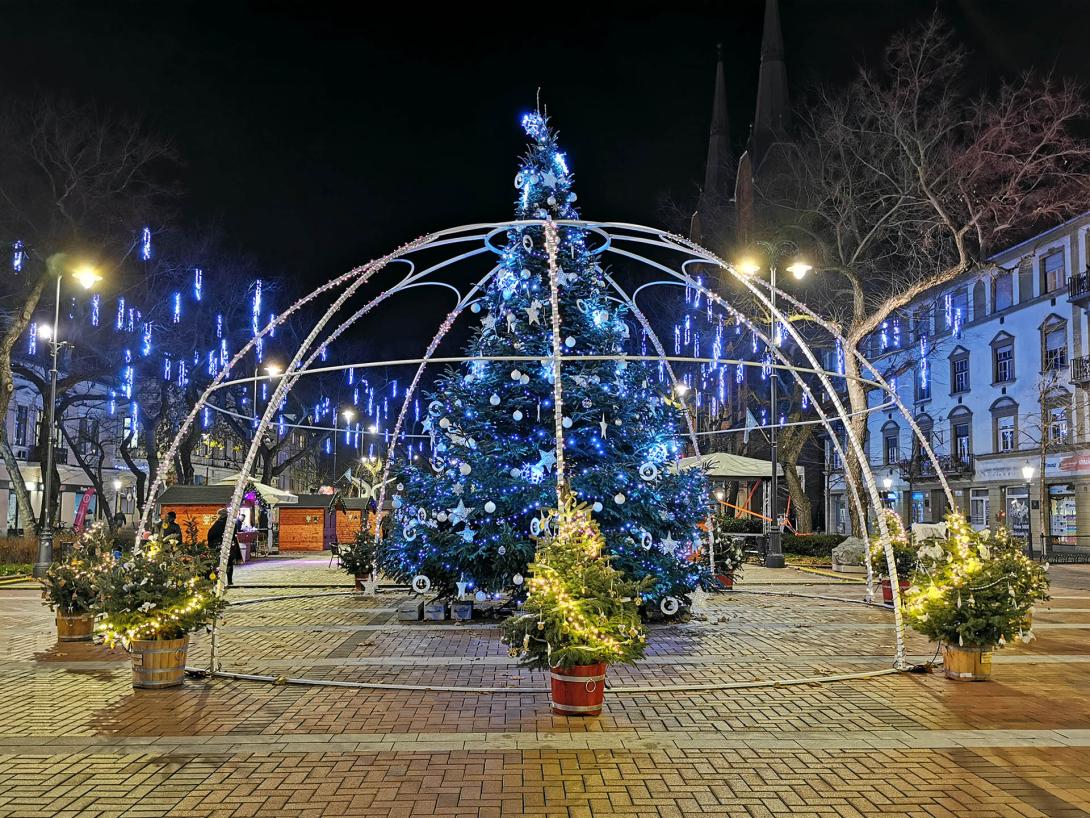 Békéscsaba karácsonyfája (a 6 méter magas fenyőt, 600 dísz ékesít), Békéscsaba, Főtér (Szent István tér) Békéscsaba karácsonyfája (a 6 méter magas fenyőt, 600 dísz ékesít), Békéscsaba, Főtér (Szent István tér)