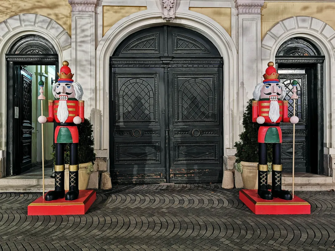 Diótörő katonák a békéscsabai Polgármesteri Hivatal kapubejárójában, Békéscsaba, Főtér (Szent István tér)