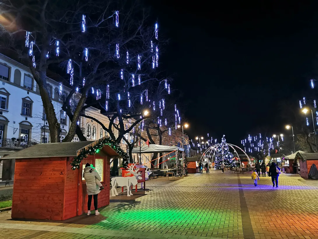 Igazi karácsonyi hangulat Békéscsaba főterén, (Szent István tér)