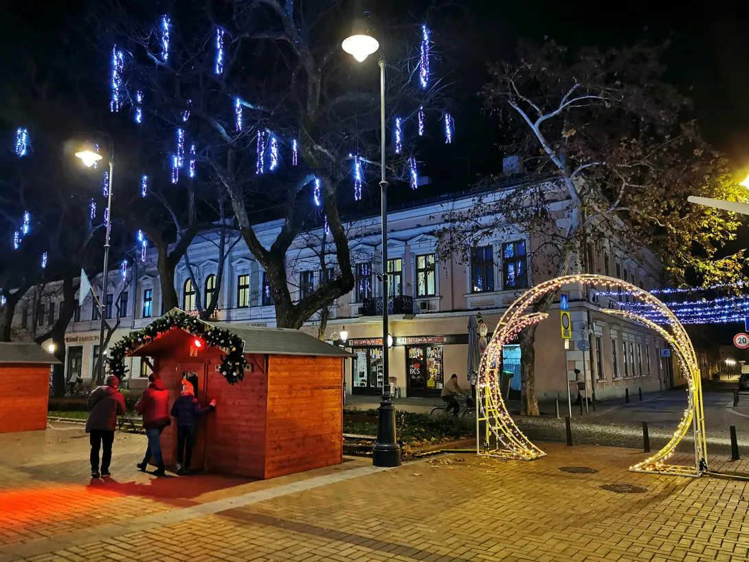 Igazi karácsonyi hangulat Békéscsaba főterén, (Szent István tér)