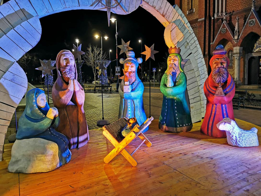 Díjnyertes betlehemi installáció. A betlehem hat méter széles és három méter magas. Embermagasságú figurákkal, jászollal és bárányokkal. Díjnyertes betlehemi installáció. A betlehem hat méter széles és három méter magas. Embermagasságú figurákkal, jászollal és bárányokkal.