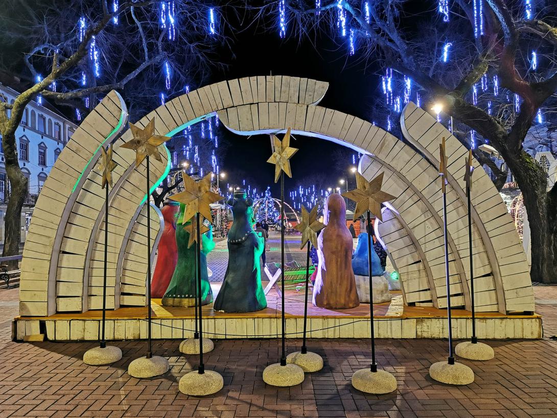 Díjnyertes betlehemi installáció. A betlehem hat méter széles és három méter magas. Embermagasságú figurákkal, jászollal és bárányokkal. Díjnyertes betlehemi installáció. A betlehem hat méter széles és három méter magas. Embermagasságú figurákkal, jászollal és bárányokkal.