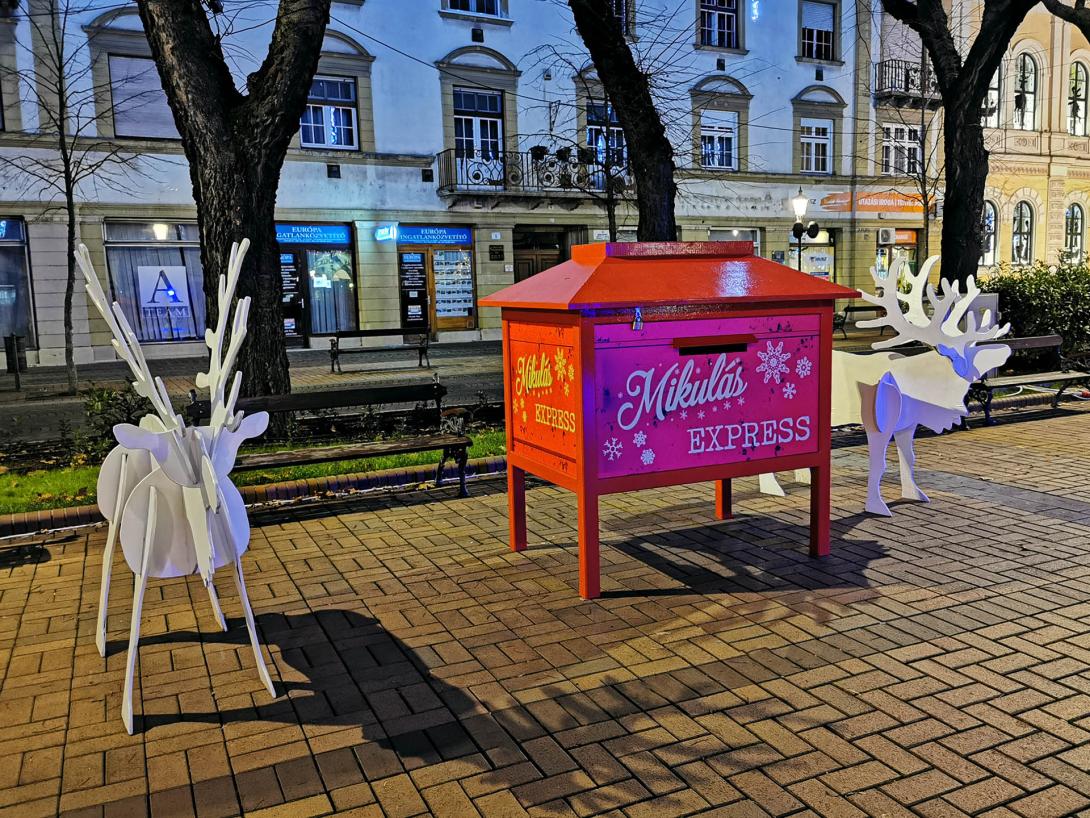 Mikulás Express postaláda, Békéscsaba, Főtér (Szent István tér) Mikulás Express postaláda, Békéscsaba, Főtér (Szent István tér)