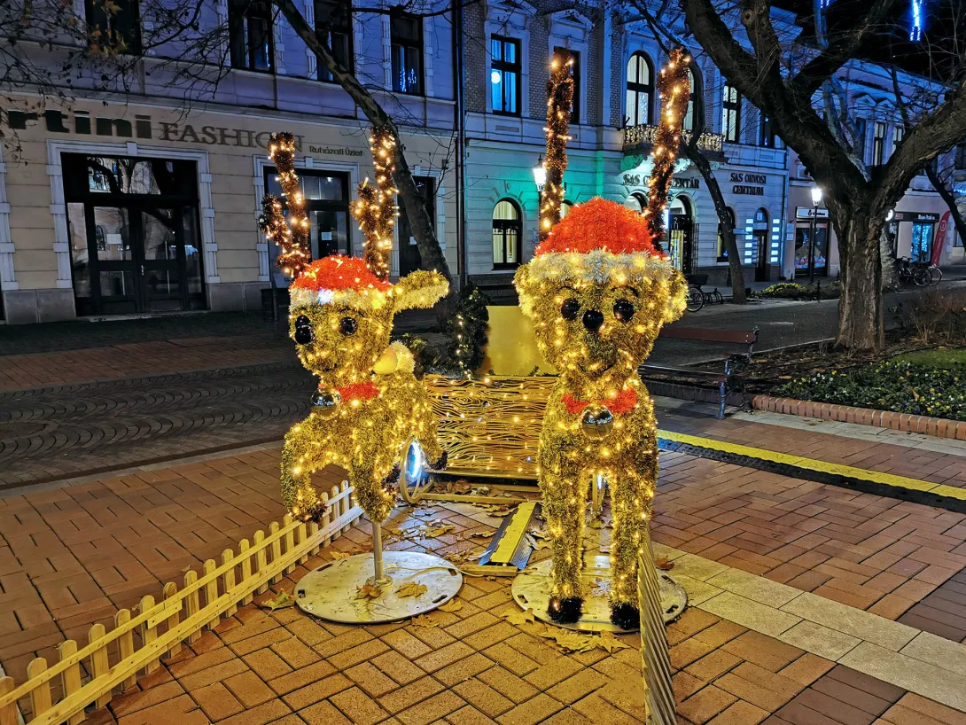Kivilágított rénszarvas szán, Békéscsaba, Főtér (Szent István tér)