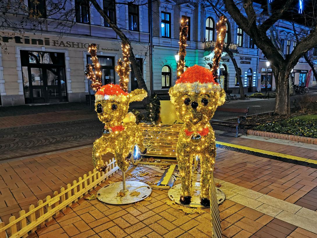 Kivilágított rénszarvas szán, Békéscsaba, Főtér (Szent István tér) Kivilágított rénszarvas szán, Békéscsaba, Főtér (Szent István tér)