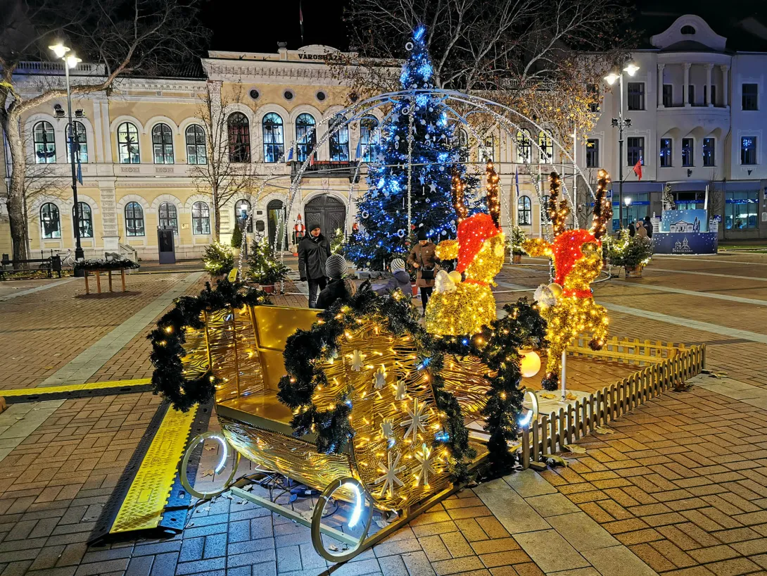 Kivilágított rénszarvas szán, Békéscsaba, Főtér (Szent István tér)