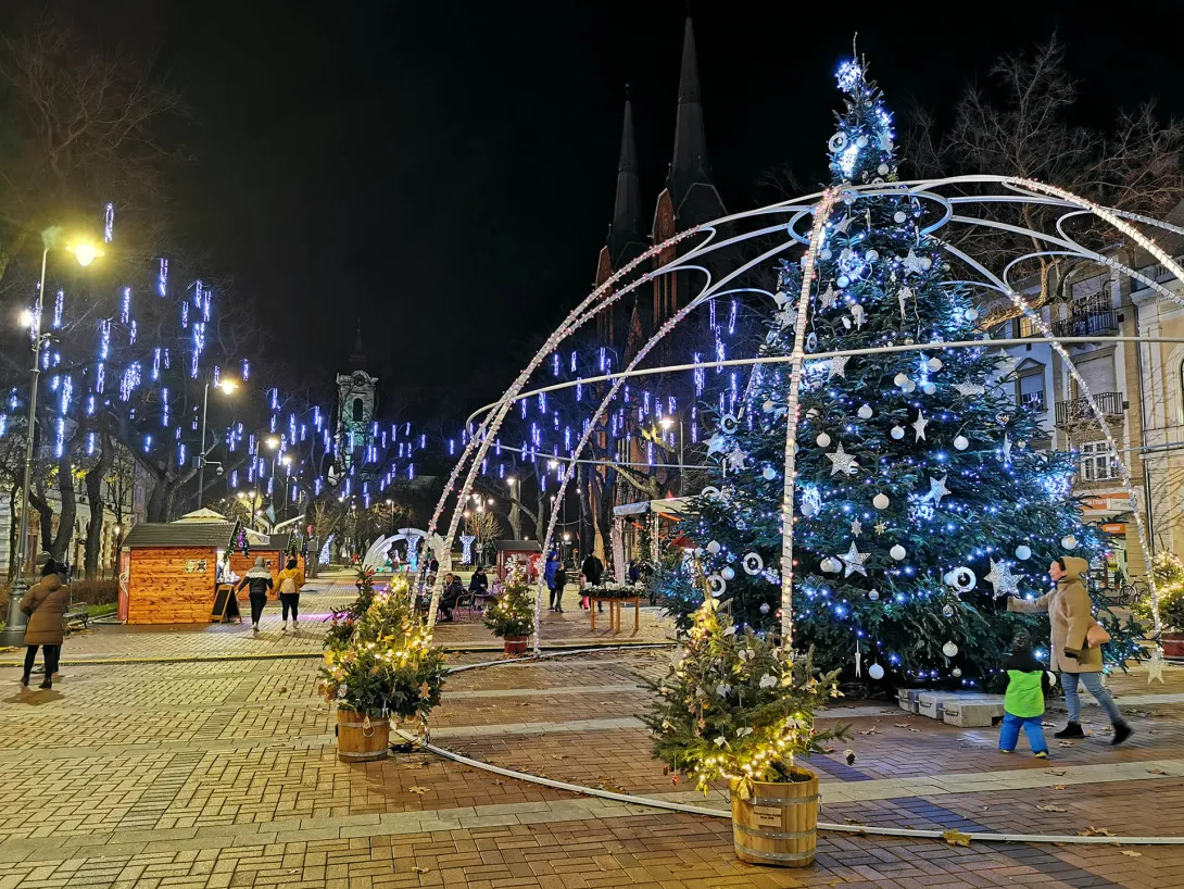 Igazi karácsonyi hangulat Békéscsaba főterén, (Szent István tér)