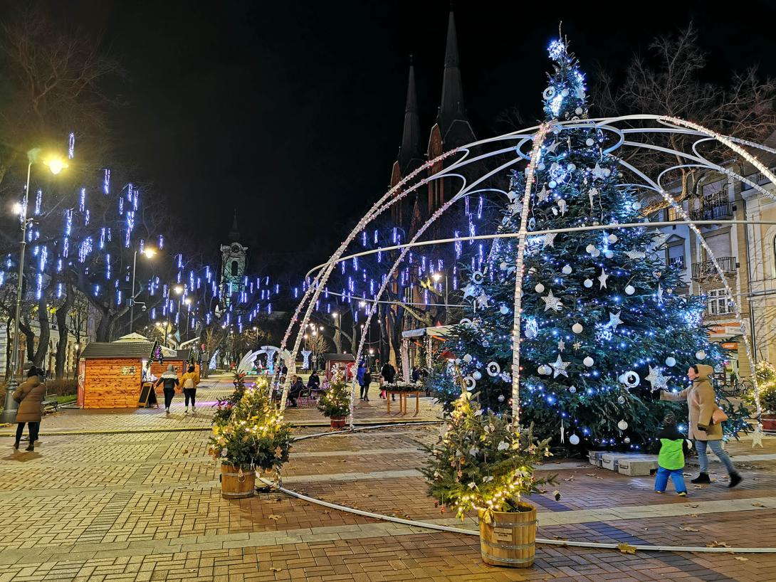 Igazi karácsonyi hangulat Békéscsaba főterén, (Szent István tér) Igazi karácsonyi hangulat Békéscsaba főterén, (Szent István tér)