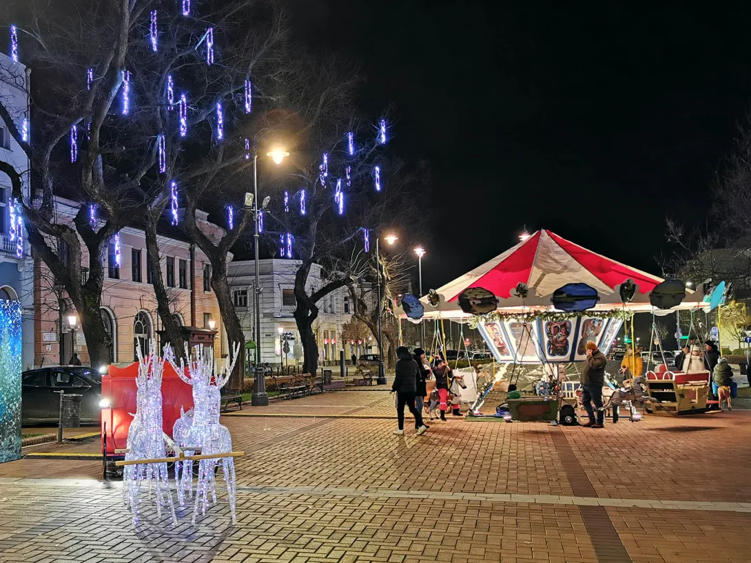 Igazi karácsonyi hangulat Békéscsaba főterén, (Szent István tér)