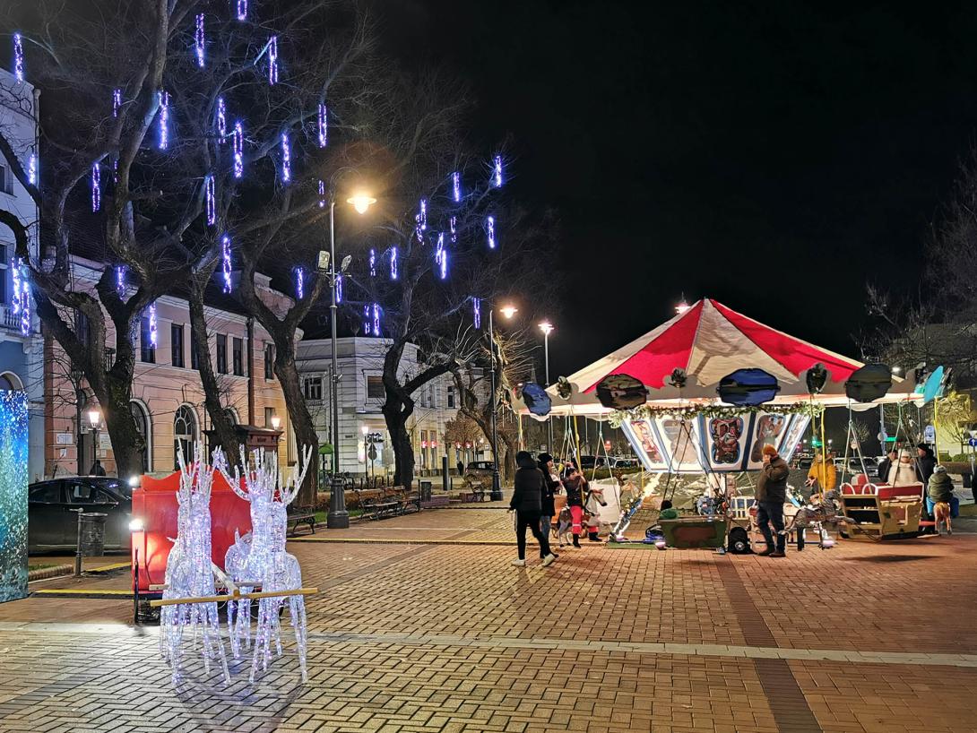 Igazi karácsonyi hangulat Békéscsaba főterén, (Szent István tér) Igazi karácsonyi hangulat Békéscsaba főterén, (Szent István tér)