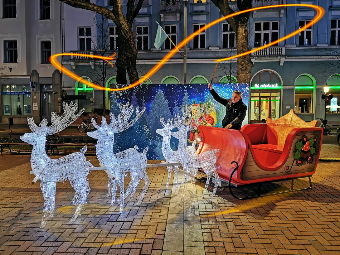 Akkor hát, gyerünk Táltos, gyerünk Táncos, gyerünk Pompás és Csillag, gyerünk Üstökös, gyerünk Íjas és Ágas! Gyerünk Villám, mutasd az utat!, Santa Claus is coming to town, Békéscsaba, Főtér (Szent István tér)