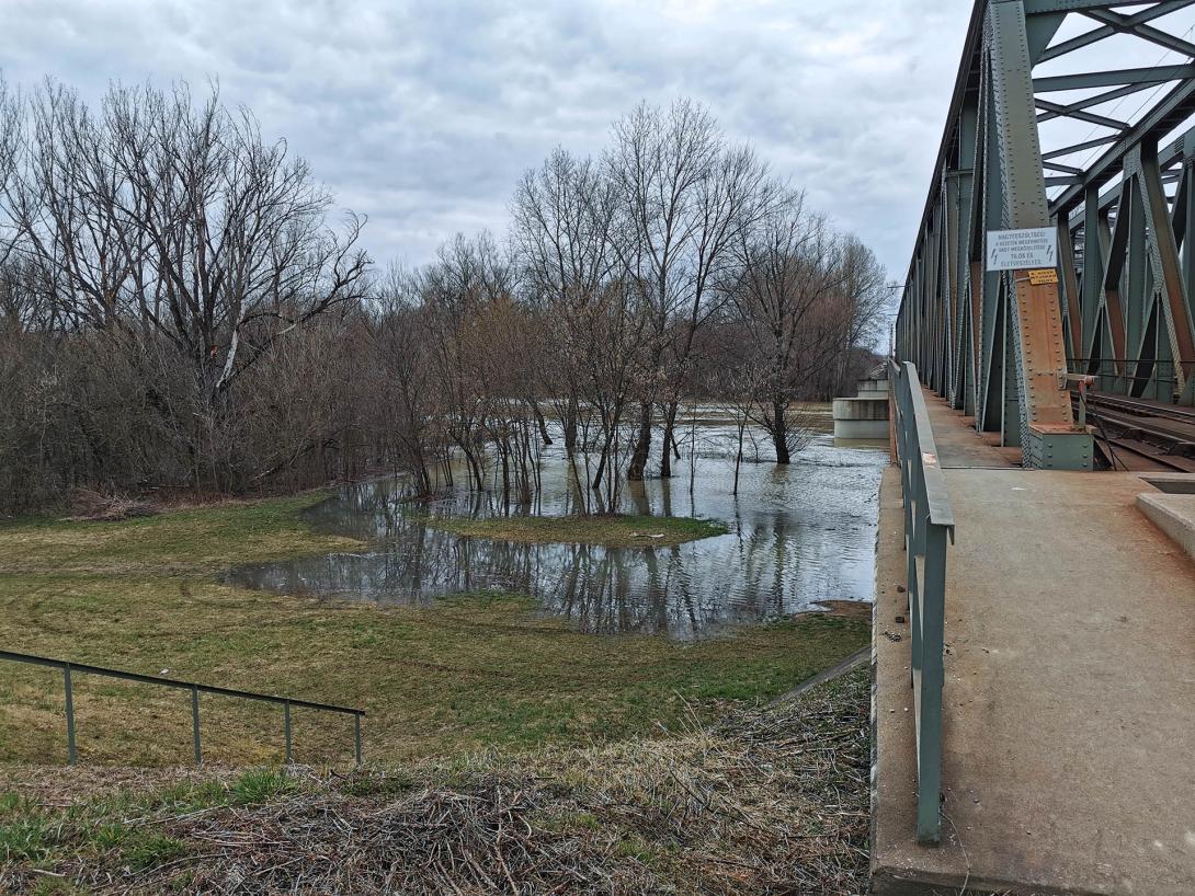 Árvízi tájkép a Hármas Körös partján, Vasúti híd, Gyomaendrőd