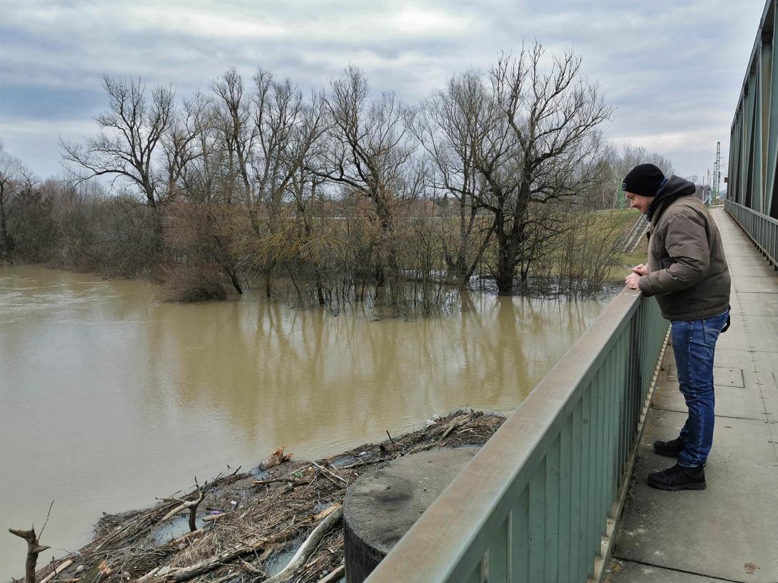 A hód birodalma, Árvízi tájkép a Hármas Körös partján, Vasúti híd, Gyomaendrőd
