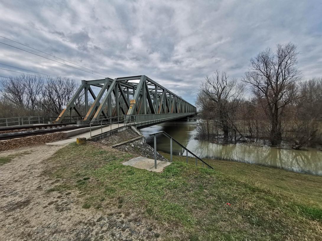 Árvízi tájkép a Hármas Körös partján, Vasúti híd, Gyomaendrőd