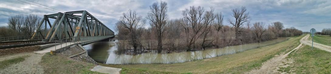 Árvízi tájkép a Hármas Körös partján, Vasúti híd, Gyomaendrőd