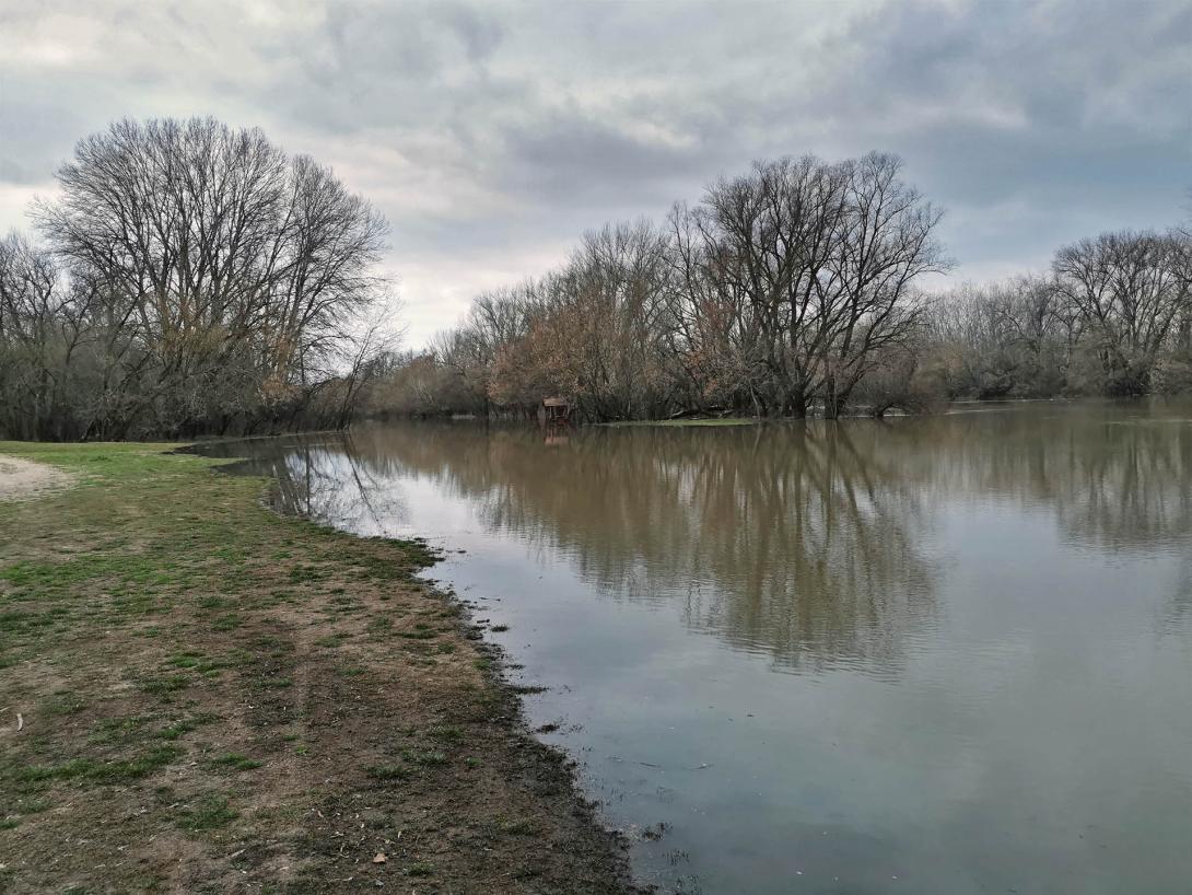Árvízi tájkép a Hármas Körös partján, Szabadstrand a Hármas-Körös gyomaendrődi szakaszán