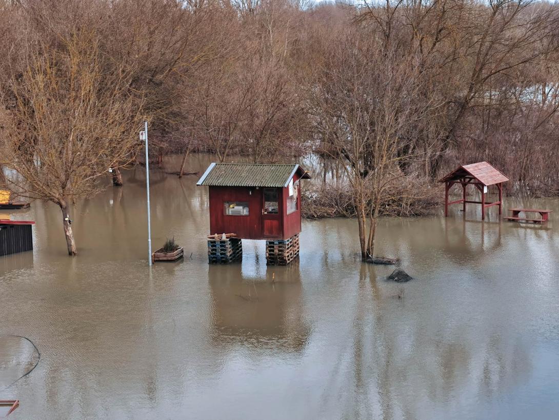 Árvízi tájkép a Hármas Körös partján, Csicsergő vizitúra megállóhely és horgásztanya